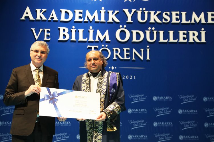 Sakarya’da ödül töreninde Sezai Karakoç anıldı