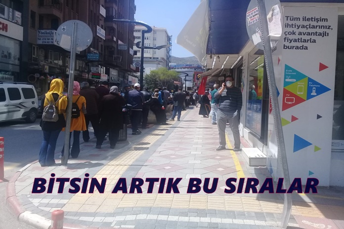 BANKA KUYRUĞUNDA CORONA TEHLİKESİ