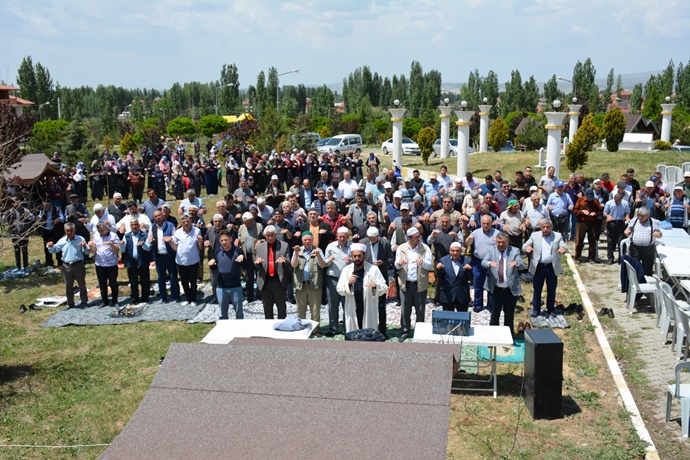 AFYON’DA ÇİFTÇİLER YAĞMUR DUASINA ÇIKTI