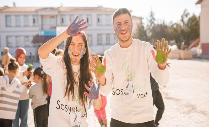 SOSYALBEN VAKFINDAN KÖY ÇOCUKLARINA HEDİYE