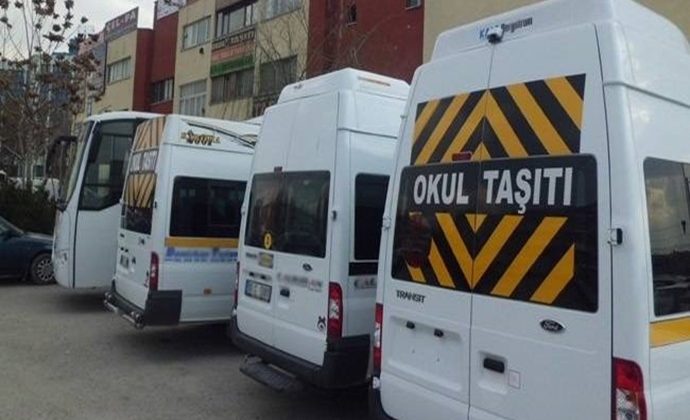 ÖĞRENCİ TAŞIYAN OKUL MİNİBÜSÜ YANDI.