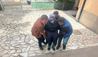 MİLLETVEKİLİ ADAYI 85 YAŞINDAKİ ANNEANNESİNİ SANDIĞA TAŞIDI.