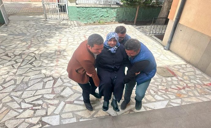 MİLLETVEKİLİ ADAYI 85 YAŞINDAKİ ANNEANNESİNİ SANDIĞA TAŞIDI.