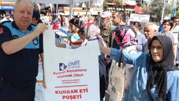 İzmit’te vatandaşlara kurban poşeti dağıtıldı