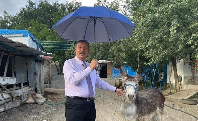 EŞEKLİ ŞEMSİYELİ ZAM PROTESTOSU