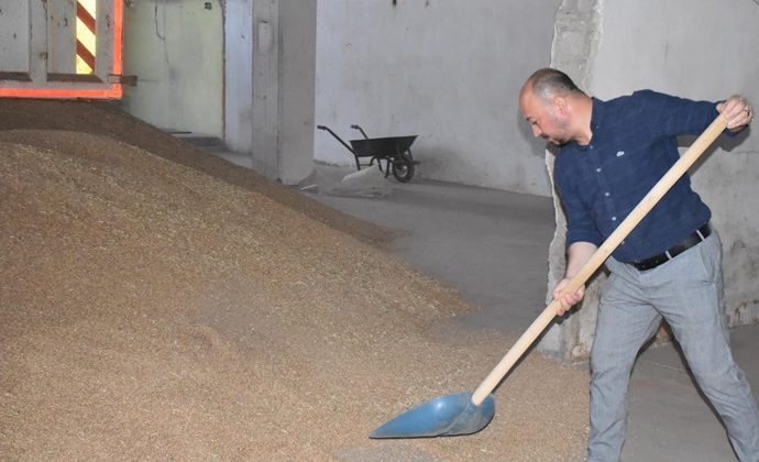 ATA TOHUMLARINA SAHİP ÇIKAN BELEDİYE BAŞKANI