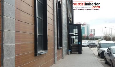 AFYON’DA KAMU BİNASI KALDIRIMI İŞGAL EDİYOR.