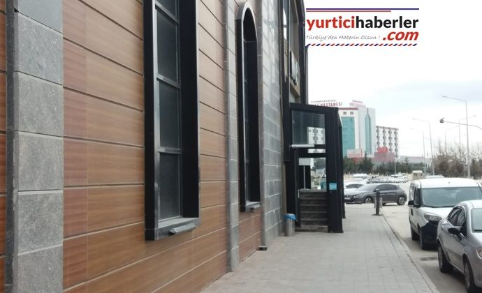 AFYON’DA KAMU BİNASI KALDIRIMI İŞGAL EDİYOR.