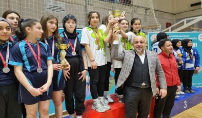 AFYONDA BADMINTON  İL BİRİNCİLİĞİ YAPILDI.