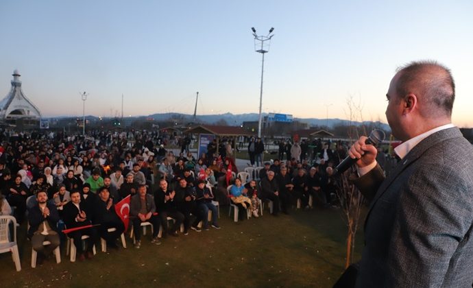AK PARTİ GENÇLİK BULUŞMASINDA PROJELERİNİ İNGİLİZCE ANLATTI