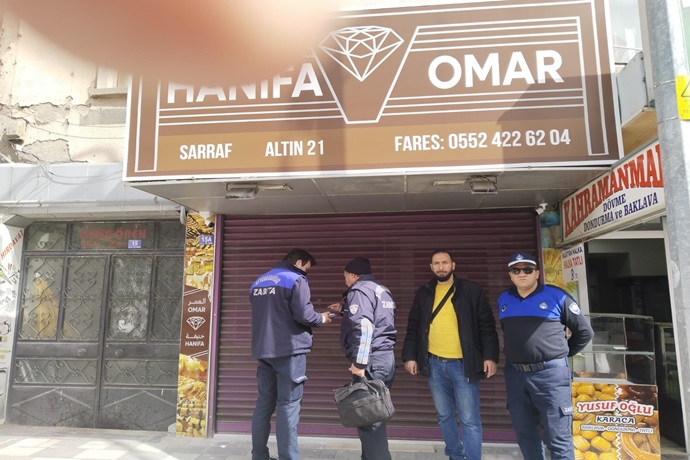 MÜLTECİNİN AÇTIĞI KUYUMCU DÜKKANINI BELEDİYE KAPATTI