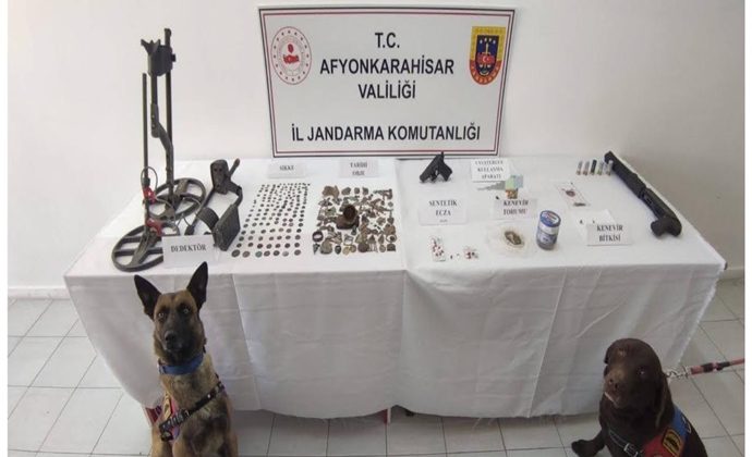 AFYONDA YASAKLI MADDE VE TARİHİ ESER KAÇAKÇILARI YAKALANDI