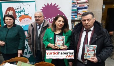‘’AAAAA SOSYAL KARDEŞLER’’ KİTABINI İMZALADILAR.