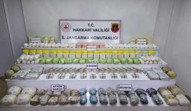 HAKKARİ’DE JANDARMA UYUŞTURUCU KACAKÇILARINI YAKALADI
