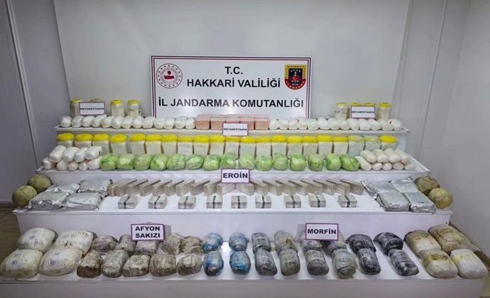 HAKKARİ’DE JANDARMA UYUŞTURUCU KACAKÇILARINI YAKALADI