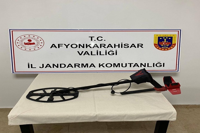 JANDARMA DEFİNECİLERİ YAKALADI