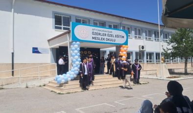 ÖĞRENCİLER KEP ATMA TÖRENİNDE MÜZİKLE COŞTU