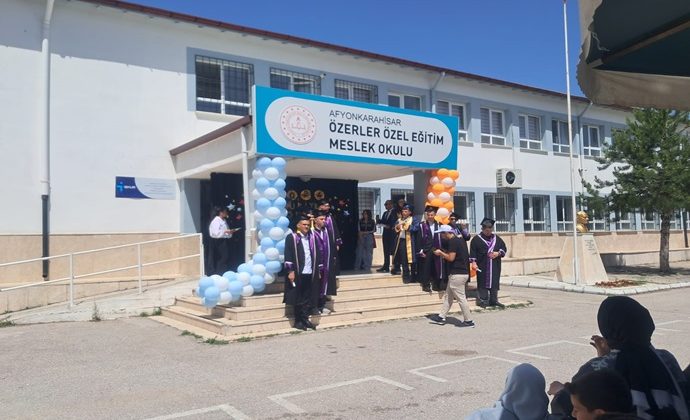 ÖĞRENCİLER KEP ATMA TÖRENİNDE MÜZİKLE COŞTU