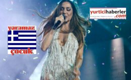YUNAN ŞARKICIYI ÇEŞME’DEN KOVDULAR. YİNE EGEYE DÖKTÜLER.