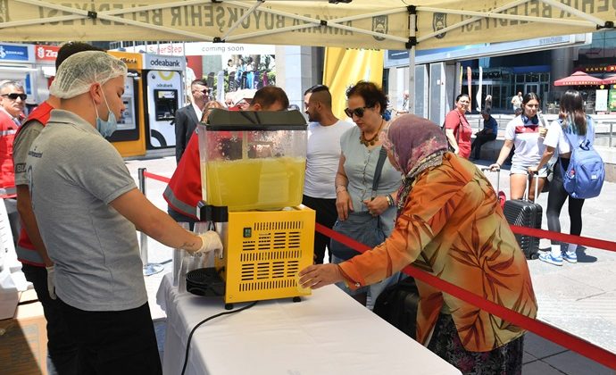 ANKARA BÜYÜKŞEHİR BELEDİYESİNDEN ÜCRETSİZ SOĞUK LİMONATA İKRAMI