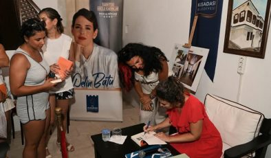 PELİN BATU KUŞADASI’NDA TARİHTEKİ GÜÇLÜ KADINLARI ANLATTI