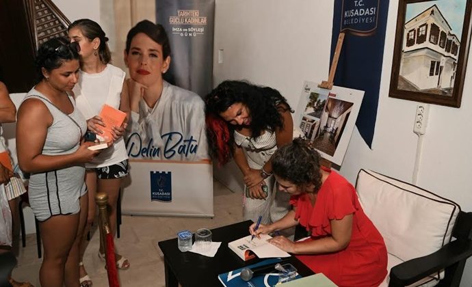 PELİN BATU KUŞADASI’NDA TARİHTEKİ GÜÇLÜ KADINLARI ANLATTI