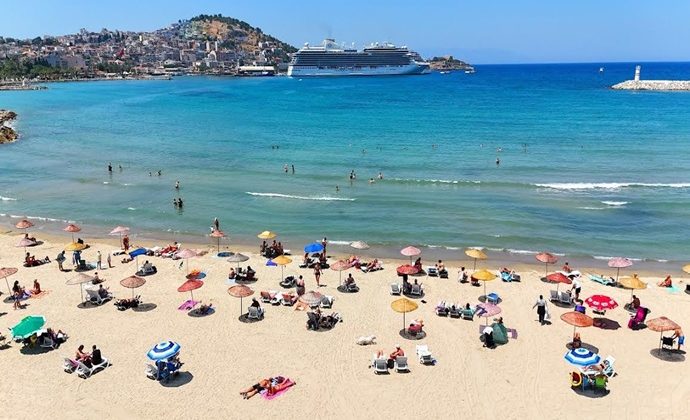 KUŞADASI BELEDİYESİ’NDEN PLAJLARDA BEŞ YILDIZLI TATİL KONFORU