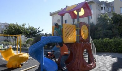 KUŞADASI’NDA VANDALLAR ÇOCUK PARKINA ZARAR VERDİLER