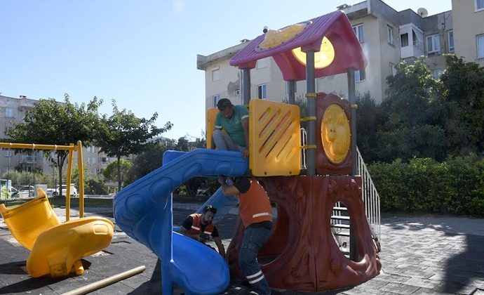 KUŞADASI’NDA VANDALLAR ÇOCUK PARKINA ZARAR VERDİLER