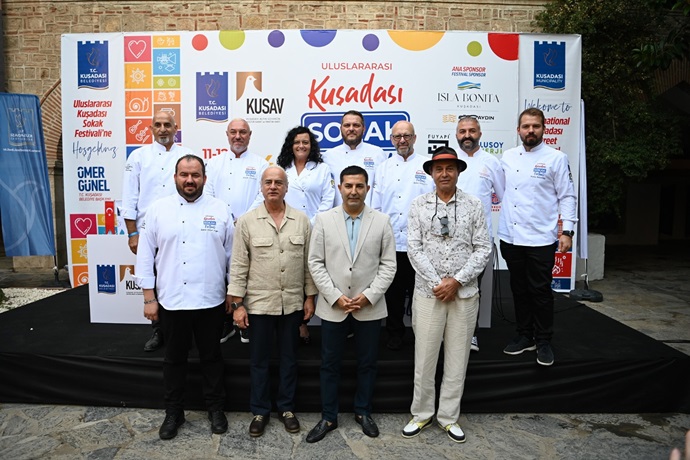 KUŞADASI SOKAKLARINI FESTİVAL COŞKUSU SARDI