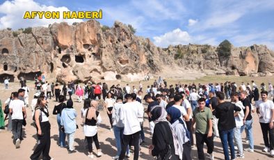 ÜNİVERSİTELİ ÖĞRENCİLER AFYON FRİGYA VADİSİNİ GEZDİ