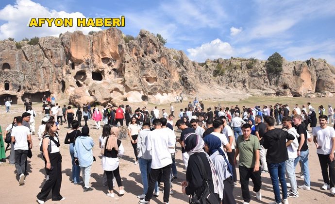 ÜNİVERSİTELİ ÖĞRENCİLER AFYON FRİGYA VADİSİNİ GEZDİ