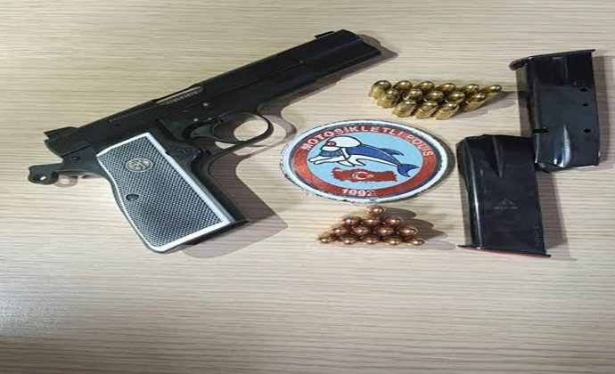 POLİS SUÇLULARLA SİLAHLARI DA ELE GEÇİRDİ.