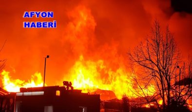 AFYONDAKİ YANGINA 2 HELİKOPTER 23 İTFAİYE ARACI MÜDAHALE ETTİ