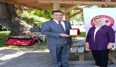 GÜL ANNELER, AFYON MÜZİSYENLER DERNEĞİNE PLAKET VERDİ.