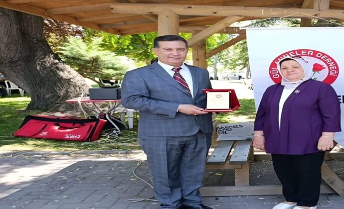 GÜL ANNELER, AFYON MÜZİSYENLER DERNEĞİNE PLAKET VERDİ.