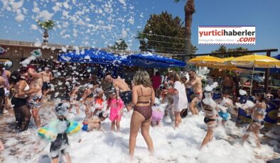 KUŞADASINDA SAMBA EŞLİĞİNDE KÖPÜK BANYOSU