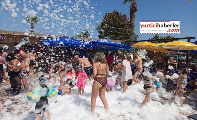 KUŞADASINDA SAMBA EŞLİĞİNDE KÖPÜK BANYOSU