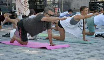 KUŞADASI BELEDİYESİ, ÜCRETSİZ YOGA DERSLERİ VERİYOR