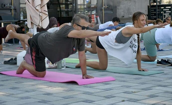 KUŞADASI BELEDİYESİ, ÜCRETSİZ YOGA DERSLERİ VERİYOR