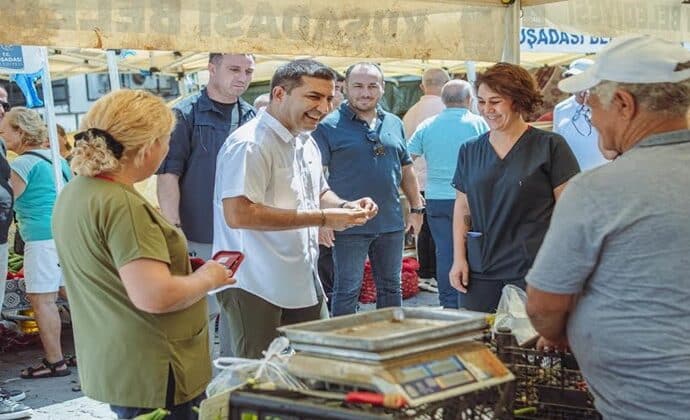 KUŞADASI’NIN EN MUTLU SOKAĞI’NA BAŞKAN ÖMER GÜNEL’DEN ZİYARET