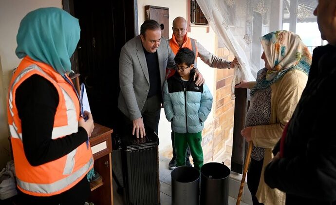 KUŞADASI’NDA EVLER VE YÜREKLER DAYANIŞMA İLE ISINIYOR
