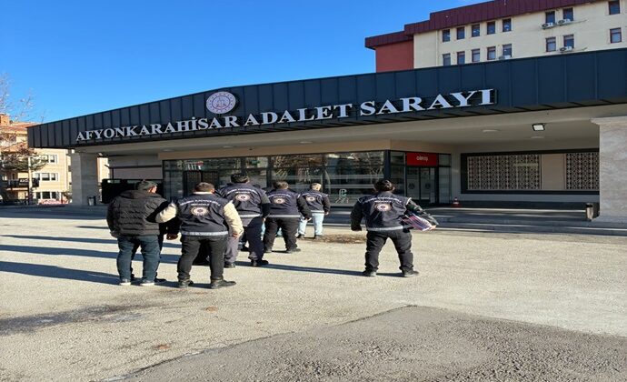 AFYON’DA 27 YABANCI UYRUKLU DÜZENSİZ GÖÇMEN YAKALANDI