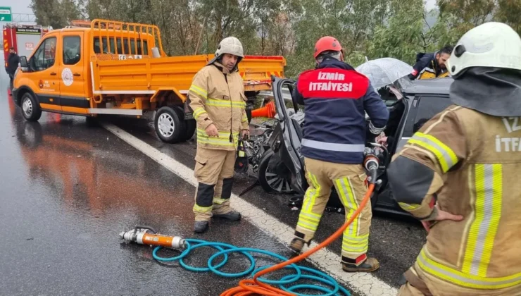 İzmir’de zincirleme trafik kazasına itfaiyeden hızlı müdahale