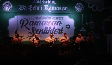 AFYONLU MÜZİSYENLER İFTARDA MÜZİK ZİYAFETİ VERDİLER