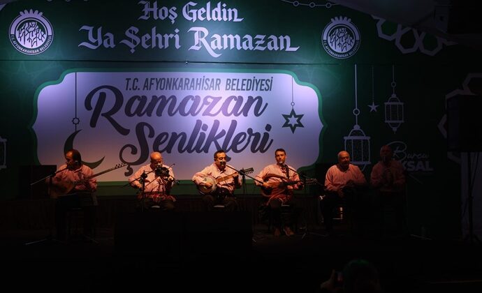 AFYONLU MÜZİSYENLER İFTARDA MÜZİK ZİYAFETİ VERDİLER