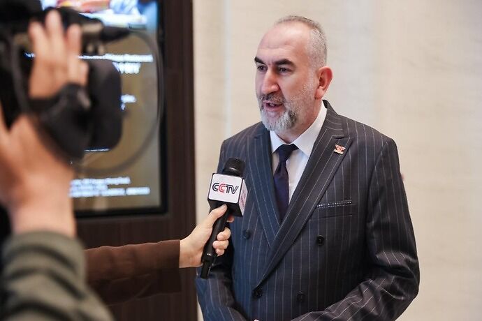 TÜRK İŞADAMI ÇİN RESMİ HABER KANALINA KONUK OLDU.