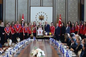 Erdoğan, Avrupa Şampiyonu Milli Voleybolcuları kabul etti