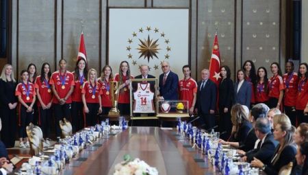 Erdoğan, Avrupa Şampiyonu Milli Voleybolcuları kabul etti
