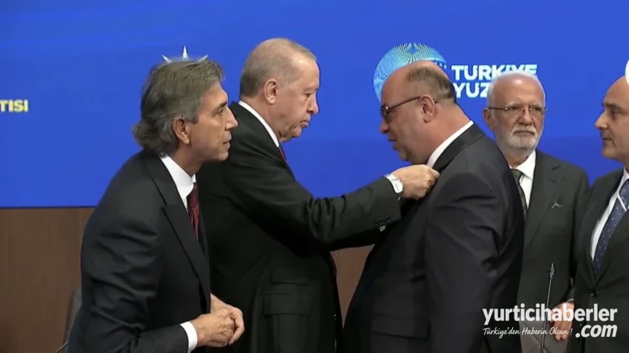 AK Parti'ye Büyük Katılım: CHP ve Diğer Partilerden 9 Belediye Başkanı Rozet Taktı - Detay Görsel 1